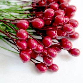Ilex berries, 6mm, 72 pces, red